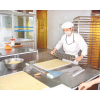 代工生產的食品種類繁多，包括人工切割酥皮的烘焙成品。