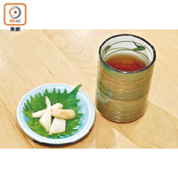每吃完一組類別壽司後，可吃點薑及喝綠茶，有助清新味蕾。