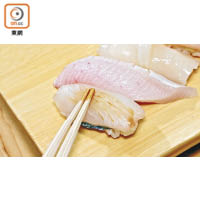 不要將壽司直接放在豉油中，只需利用筷子沾上豉油後抹在刺身上，豉油會滲入魚肉內添加鮮味。