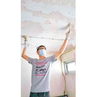 同學一致認為剷走天花板的舊油漆最困難，需要拿捏準確的角度和力度。