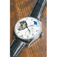 Portugieser Constant-Force Tourbillon Edition“150 Years”，是品牌首次結合恒定動力陀飛輪及簡單月相盈虧顯示之腕錶。鉑金錶殼，限量15枚。$200萬