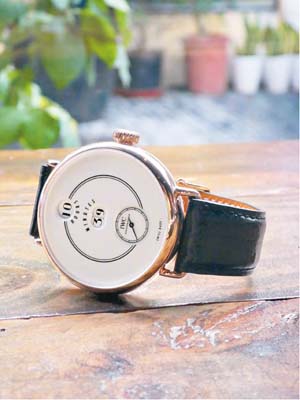 Tribute to Pallweber Edition“150 Years”腕錶的設計來自原裝懷錶布局，數字顯示窗設有「Hours」（小時）與「Minutes」（分鐘）字樣。18K紅金款式，限量250枚。$29萬