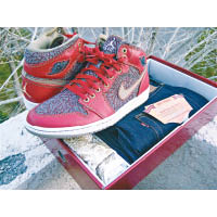 2008年版本：鞋身以紅色皮革配上印有Air Jordan 3大象裂紋的丹寧布打造。