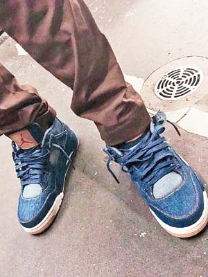 啱啱先同Nike聯名出完對AF100 Air Force 1，轉個頭Travis Scott已經着住Levi's × Air Jordan 4「晒鞋」。
