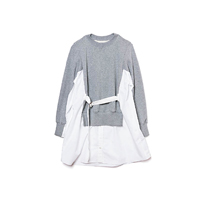 Sacai的RTW Capsule系列亦加入重組和解構概念，將裙子、拉鏈外套和衞衣剪裁及縫合在一起。灰×白色束腰上衣 $4,400（C）