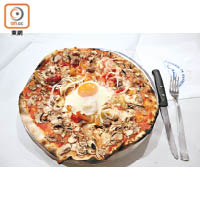 餐廳的招牌作Pizza Baffetto，材料豐富之餘更有醒目的太陽蛋，售€10（約HK$94）。