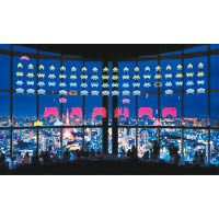 「Play ! Space Invaders展」內，玩家可邊欣賞東京優美夜景，邊透過大玻璃投影進行「太空侵略者」遊戲。