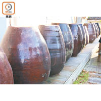廠外的大空地是發酵米酒的地方，更可看到歷史悠久的釀酒缸。
