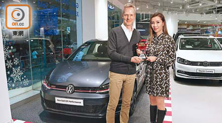Volkswagen Golf GTI奪得「最卓越歐洲高性能揭背車」獎項，大眾汽車集團香港有限公司董事總經理高偉德先生（左）從香港著名賽車運動員楊嘉怡小姐手中接過獎座。