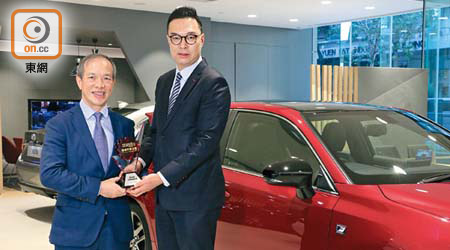 皇冠汽車有限公司凌志銷售助理總經理鄭展華先生（右）從香港汽車高級駕駛協會主席李健強先生手上接過「最卓越日韓混能車」一獎。