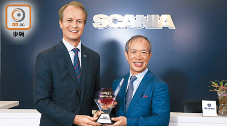 Scania奪得「最卓越環保商用車品牌」大獎，Scania（Hong Kong） Limited董事總經理薩嘉灝先生（左）從香港汽車高級駕駛協會主席陳健強先生手中接過獎座。