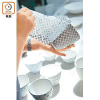 香港童窯陶瓷設計工作室導師會於今日在店內示範陶瓷製作。