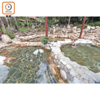 戶外溫泉區共有8個池，並採用直注式引水洩水，確保水質無污染。