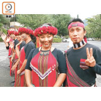 門口迎賓的泰雅族人面上各有紋面，傳統上女的代表織布技術高超，男的代表獵得敵人首級。