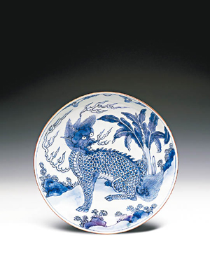麒麟紋碟：清代順治年間製造的青花瓷，碟上的瑞獸與風景紋飾充滿異域風情。