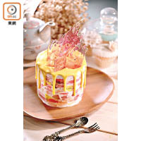 岩鹽焦糖鹹蛋流心蛋糕是最新出品，靈感來自台灣的鹹蛋黃餅，顏色與裝飾亦可隨意配搭。