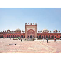 勝利宮位於阿格拉以西37公里，曾是蒙兀兒帝國的王宮，整個宮殿主要由紅砂石築成，設計糅合了波斯和印度的建築風格。