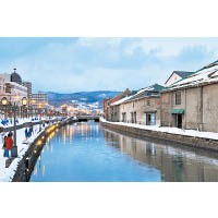 沿着充滿浪漫情調的小樽運河漫步，情侶最啱Feel。