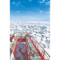 乘搭紋別破冰船暢遊鄂霍次克海峽，別有一番風味。