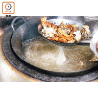 1. 拆蟹後分別將蟹蓋、蟹腳及蟹肉拉油煮熟。
