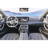 車廂布局豪華，亮點是兩個12.3吋螢幕，包括中央螢幕及數碼化儀錶板。