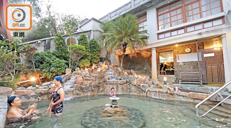 清泉日式溫泉館已有80多年歷史，其露天風呂格局雅致，泉質更是南台灣少見的碳酸氫鈉泉。
