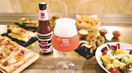 啤酒帶浪漫的粉色調，輕易吸引女士注目。