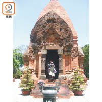 祠堂是典型的印度教建築風格，並以紅磚所建成。