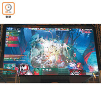 現場中央配備了大屏幕顯示戰鬥畫面，加上強勁音效炒熱氣氛。
