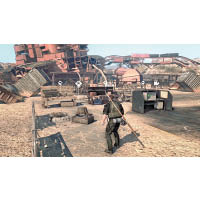 玩家可於基地裝備武器，或者揀選道具、陷阱等進行合成。