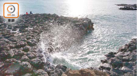 位於澎湖風櫃半島尾端的風櫃洞長年波濤洶湧，令岩岸都被侵蝕出海蝕溝和海蝕洞，並形成了馳名的呼嘯聲。
