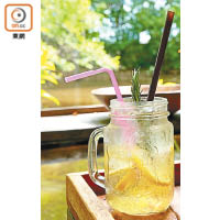 飲品方面以天然維他命排毒水（Detox Water）最愛歡迎，圖中這款以檸檬、蜂蜜和迷迭香混合而成，味道清新，售THB69（約HK17）。