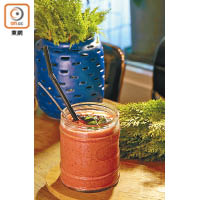 即點即製的Mixed Berries Smoothies，可以食到啖啖士多啤梨和藍莓果肉，售THB130（約HK$33）。