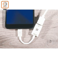 支援逆向充電功能，可透過USB OTG線為其他裝置充電。