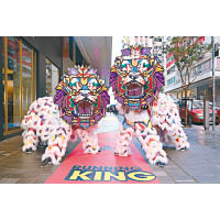 泰國知名街頭塗鴉藝術家Rukkit Kuanhawate與本地醒獅紮作之王許嘉雄師傅聯手製作全港首隻街頭風Graffiti醒獅。