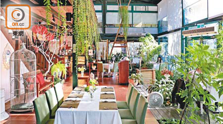 餐廳採用落地玻璃設計，配上植物和花卉，予人清新脫俗之感。