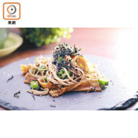 干瓢冬菇秋葵撈蕎麥麵<br>靈感來自精進料理的太卷壽司，將冬菇、秋葵、干瓢這些簡單食材與蕎麥麵拌勻，再用煮切汁拌成撈麵，做法簡單卻滋味無窮。