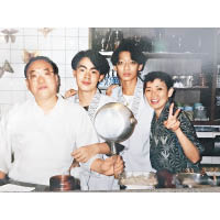 母親（右一）在他小時候已改嫁到日本，並與後父（左一）在祇園經營懷石料理餐廳，他在龍谷大學唸書時就經常會去幫手，奠下了日本傳統料理的基礎。