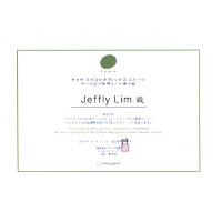 去年在日本完成茶屋長壽甜品文憑，成為香港第一個獲得此證書的人，另外亦取得無麩質無蛋奶蛋糕及甜甜圈證書，廚藝有一定保證。