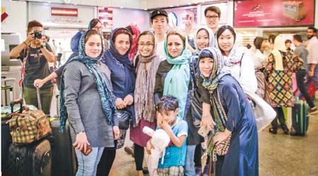 香港大學的語言系學生Judy（左三）一直對伊朗的宗教文化大感興趣，去年暑假參加了前往當地的交流團，並一嘗戴頭巾的滋味。