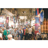 走進位於德黑蘭的Grand Bazaar，同學見識到伊朗人的日常購物情況。