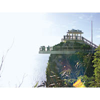 海拔120多米高的情人崖上，設有觀景台供遊人看風景。