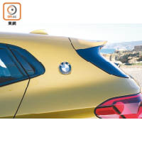 C柱加上BMW廠徽，令人想起2000 CS及3.0 CSL這2部經典BMW Coupes。