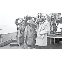 在甲板上工作的海軍必定穿着Duffle Coat，而另一款海軍褸Peacoat通常於陸上着用。