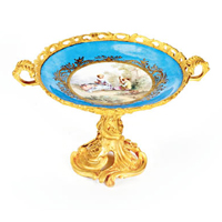 於19世紀製作的「French Sèvres-Style Porcelain Plate in Gilt Bronze Mount」，中央的圖案啟發自藝術家Jean-Antoine Watteau的作品。