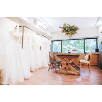 初朵hanah婚紗概念店的內裝設計帶有日式復古建築特色，同時保留品牌清新優雅的感覺。