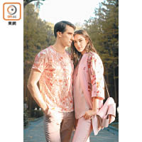 On Him：TED BAKER白色印粉紅色花卉圖案Tee $795 All from（A）<br>On Her：TED BAKER粉紅色花卉刺繡Kimono外套 $3,350、白色絲質上衣 未定價、粉紅色西褲 $1,895、粉紅色蝴蝶結手袋 $2,995 All from（A）