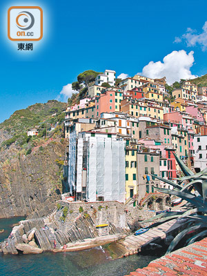 Riomaggiore建於山崖上的彩色樓房，像極童話世界的建築。