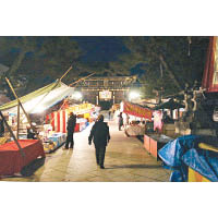 每月的25日，北野天滿宮都會舉行點燈，參道兩旁都是熱鬧的露天攤販。