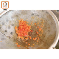3. 煮熟蟹肉、蟹黃及蛋白，以生粉水埋芡。